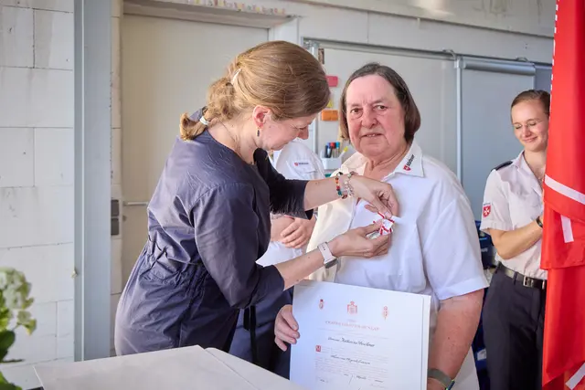 Katharina Beschoner (re.) erhielt den Orden „Pro Merito Melitensi“ in Silber. | Foto: Volker Lannert/Malteser