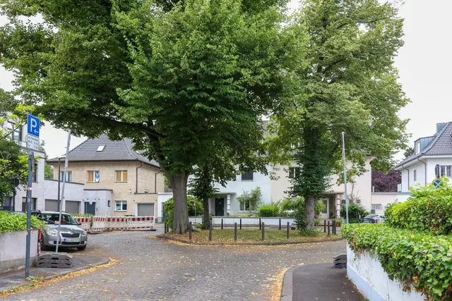 Erste Absperrungen (links) stehen schon: Der Blindgänger wurde im Lindenhof, unweit der Kölner Uniklinik, gefunden. Das Foto wurde am Montag (14. Juli 2025) gemacht. | Foto: Martina Goyert