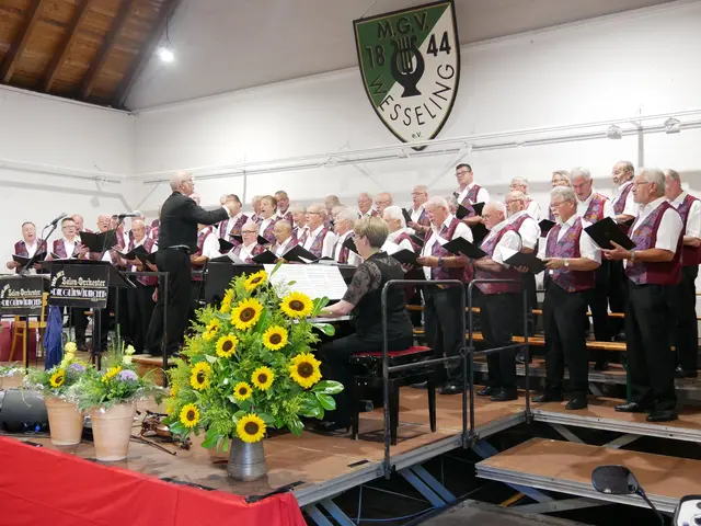 Der Männer-Gesang-Verein 1844 Wesseling e.V. unter Leitung von Guido Wilhelmy bei seinem Jubiläumskonzert 2019 in der Scheune des Schwingeler Hofes.  | Foto: Anita Brandtstäter