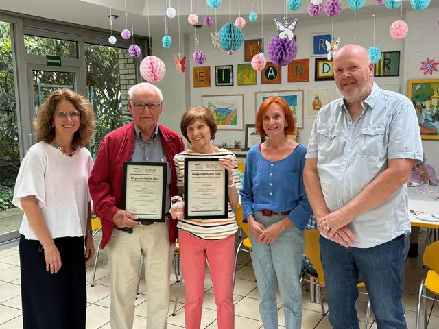 Der Hürther Bürgerschaftspreis 2025 geht an Dr. Sibylle Schreckling (Mitte) und Günter Undorf (2. v.l.), Julia Priemer-Bleisteiner und Rolf Bauer von der Bürgerstiftung Hürth (außen) und Ulla Maxis (2. v.r.) von der Agenda überreichen die Urkunden.   | Foto: Andrea Floß