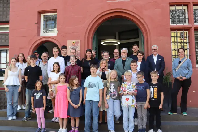Viele „Köpfe“ prägen das Leben in Bad Münstereifel. Bürgermeisterin Sabine Preiser-Marian ehrte sie im Rathaus.  | Foto: Lanzrath/Stadt Bad Münstereifel