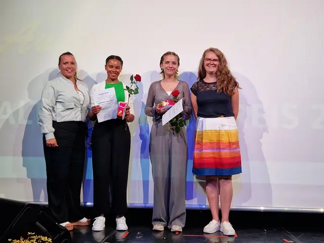 Jurymitglied Anita Krieger mit den Preisträgerinnen Delight Wilde und Lotte Ramme sowie Jurymitglied Catherine Leinweber. | Foto: Gymnasium Zum Altenforst