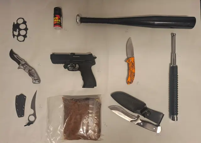 Das gesamte Waffensprektrum, vom Schlagring über Pfefferspray und Messern bis hin zur Schusswaffe, fanden die Beamten bei der Schwerpunktkontrolle. | Foto: Polizei Köln