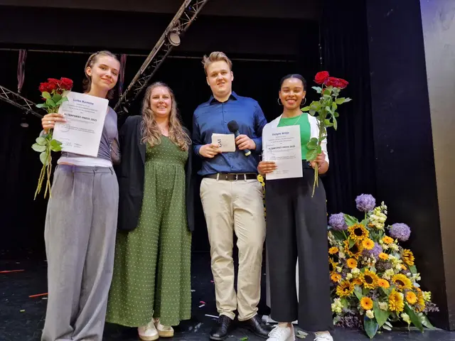 Preisträgerin Lotte Ramme mit Organisatorin Pia Kretschmer, Moderator Julian Simsheuser und Preisträgerin Delight Wilde. | Foto: Gymnasium zum Altenforst