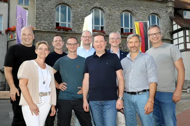 Der neu gewählte Vorstand: (v.r.n.l.): Albert Heider, Arne Meinhardt, Frank Stein, Frank Haag, Nikolaus Habers, Timo Stein, Jörg Köhler, Nicole Haag und Guido Wagner. Nicht im Bild: Hendrik van Elst. Foto: Partnerschaftsverein/Wagner