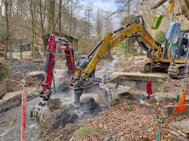 Abrissarbeiten an einem Wehr. Foto: Stabsstelle Information, Medien und Öffentlichkeitsarbeit