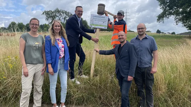 Sie stellten artenreiche Säume vor (v.l.): Manuela Thomas (Biologische Station), Svenja Mühlsiegl (Stadt Burscheid), Bürgermeister Dirk Runge, Daniel Wojtas (Baubetriebshof Stadt Burscheid), Christoph Boddenberg (Landschaftsverband Rheinland) und Matthias Wirtz-Amling (Geschäftsführer biolog. Stationen). Foto: Stadt Burscheid
