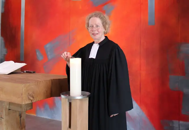 Pfarrerin Gerlinde Anders in der Hoffnungskirche in Rheindorf. Foto: Kirchenkreis Leverkusen