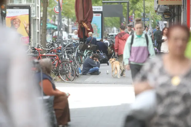 Alltag auf der Venloer Straße: Eine Person bettelt in Höhe der Haltestelle Körnerstraße. | Foto: Arton Krasniqi
