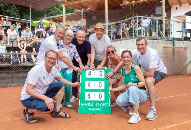 40 Jahre Tennis im Grünen (v.l.): Vorsitzender Markus Troche, Schriftführer Andreas Reimann, Kassenwart Karin Meinecke, Platzmanager Markus Michil, die Jugendwarte Jens Heringhaus und Yvonne Zieren, Sportwartin Brigitte Stegh und der stellvertretende Vorsitzende Achim Stegh. Foto: Axel König
