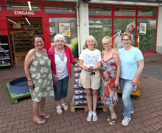 Die fünf begünstigten Betreiberinnen der Igelstationen und -pflegestellen im Igelnetzwerk des Vereins Tierfreunde Rhein-Erft e.V. Simone Bergheim, Igelhilfe Erftstadt, Brigitte Liepe, Igelhilfe Eschweiler, Brigitte Jakobs, Igelhilfe Eschweiler-Bohl, Karin Oehl, Igelstation Pulheim seit 1973 und Susanne Giesen-Pätz, Igelhilfe Wesseling (v.r.n.l.) | Foto: Heinz Könen