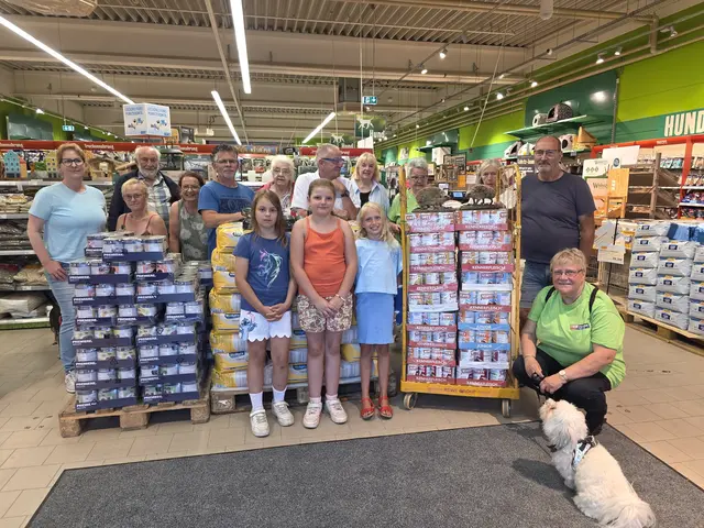 Gruppenfoto mit Hund. Das ist meine Freundin Bine. Vorn drei Mädels der KGS Carl-Sonnenschein-Schule, Bergheim, Klasse 3c Leoparden | Foto: Heinz Könen