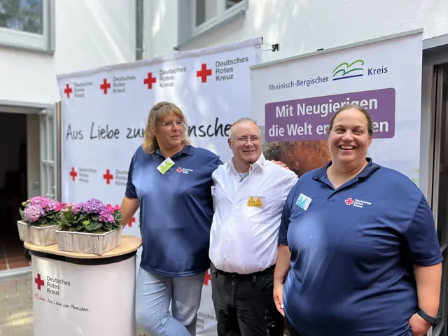 Die pädagogischen Mitarbeiterinnen Christine Schulz (l.), Astrid van Dam (r.) und Einrichtungsleiter  Marty Kleinpeter   Foto: DRK-Kreisverband Rheinisch-Bergischer Kreis e.V.
