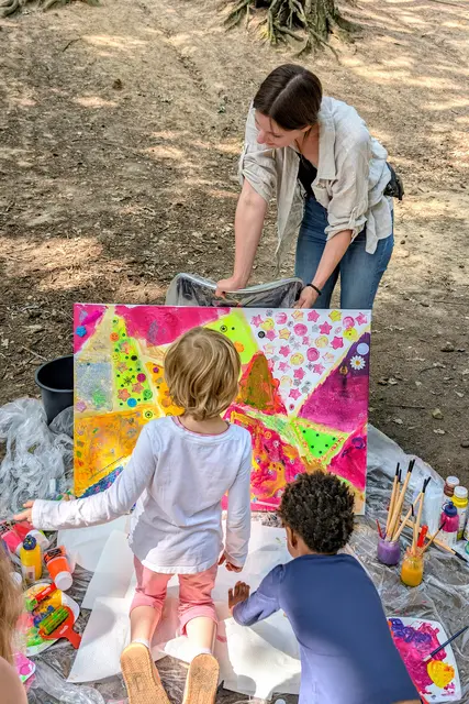 Auf dem Sommerfest des Kölner Kreidekreises entstand ein schönes Kunstwerk. Mit viel Freude bemalten und verzierten die Kinder und Jugendlichen eine große Leinwand, die zuvor mit Kreppband in einzelne Parzellen unterteilt worden war. Nach dem Trocknen wurden die Kreppbänder abgezogen, so dass das Werk nun in voller Pracht das Vereinsbüro ziert | Foto: Kölner Kreidekreis