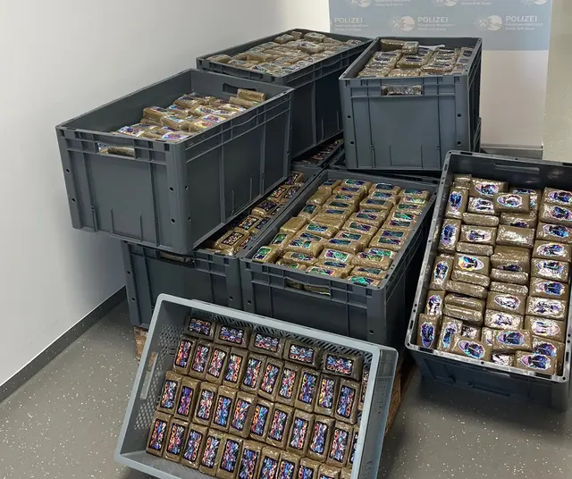 Polizisten stellten die als Lebensmittel deklarierte Ware sicher.  | Foto: Polizei Rhein-Erft-Kreis