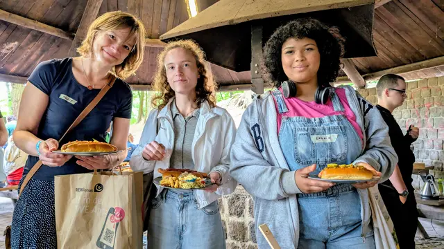 Fürs leibliche Wohl war auf dem Sommerfest des Kölner Kreidekreises gesorgt: Leckere Salate, Kuchen und Muffins wurden durch eine Hot-Dog-Station und alkoholfreie Cocktails ergänzt | Foto: Kölner Kreidekreis