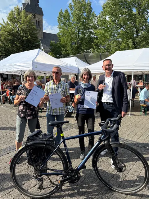 Die Gewinner beim Stadtradeln in Burscheid: (v.l.) Adelheid Kolbe, Volkmar Kolbe, Sabine Krämer-Kox mit Bürgermeister Dirk Runge. Foto: Stadt Burscheid
