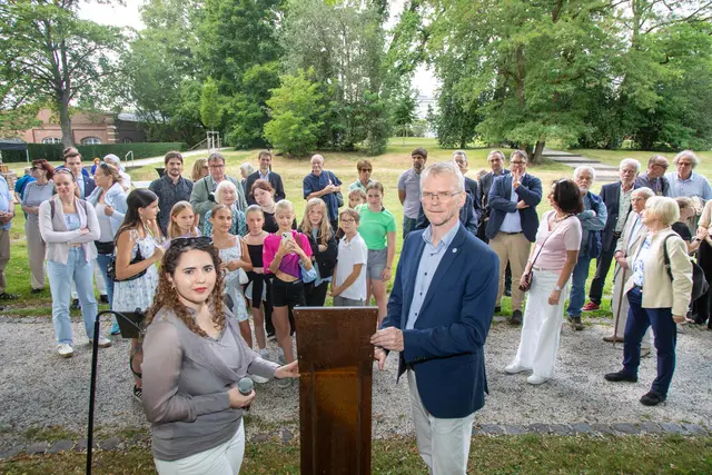 Lina Ait Hmani und Bürgermeister Frank Stein an dem Mahnmal im Schlosspark. Foto: Axel König