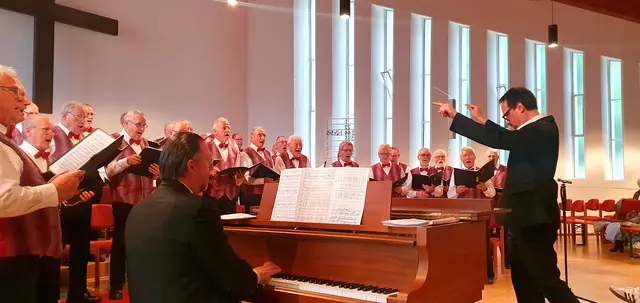 Der dramaturgische Rahmen des Konzertes in der Friedenskirche spannte sich rund um Fred Raymonds „Maske in Blau“. Dabei bewies der Schlebuscher Männergesangverein „Loreley“ eindrucksvoll, wie lebendig und abwechslungsreich Chormusik sein kann. Foto: Gabi Knops-Feiler