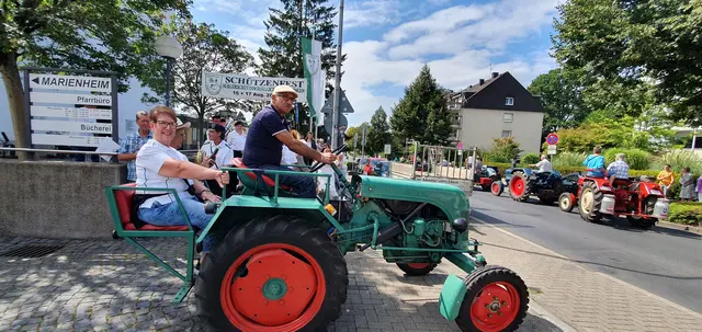Wenn die Bürgerschützengesellschaft Quettingen zum Schützenfest „Rund um den Kirchturm“ einlädt, sind die historische Traktoren nicht mehr wegzudenken. Auch in diesem Jahr begleiten sie den neuen Schützenkönig beim farbenfrohen Festumzug durch den Stadtteil. Foto: Gabi Knops-Feiler 
