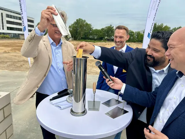 Zur Grundsteinlegung wurde die Zeitkapsel von den Verantwortlichen befüllt und eingemauert. | Foto: zVg