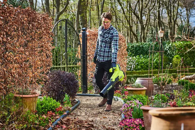 Vor allem das Laub macht im Herbst viel Arbeit. Ein Akku-Laubbläser schafft es schneller weg und entfernt Blätter auch leichter von Kieswegen und Co.. Foto: DJD/Ryobi