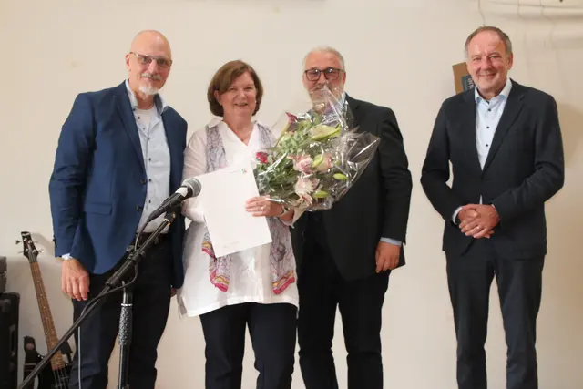 Martin Schneider, Schulrat des Schulamtes des Rheinisch-Bergischen Kreises, Gerhard Zorn, LVR-Fachbereichsleiter Soziale Entschädigung und Wilfried Kölzer, LVR-Fachbereichsleiter Schulen (v.l.) verabschieden Annette Overhoff als Schulleiterin der LVR-Schule am Königsforst (2.v.l.) Foto: Flick 