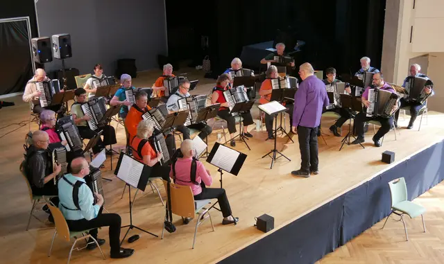 Das Erste Stolberger Akkordeon-Orchester "Harmonia" e.V. unter Carlo Plaum spielte im gut besetzten Kurhaus Gemünd ein unterhaltsames Kurkonzert.  | Foto: Anita Brandtstäter