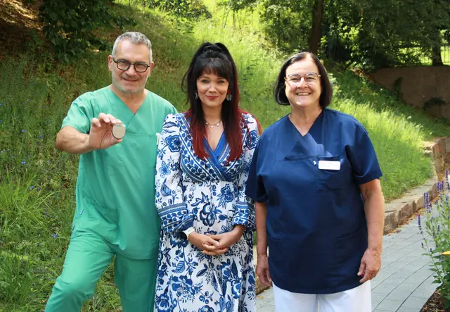 Uwe Mutter präsentiert den Neurostimulator mit Natascha Schumann-Frackenpohl und Dr. Cornelia Leißner | Foto: Helios Klinik Wipperfürth
