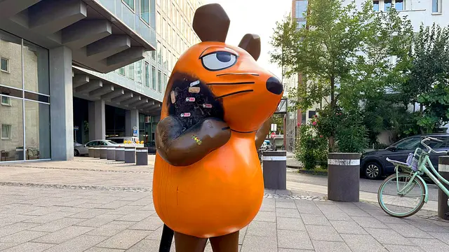 Schon wenige Stunden nach der Tat klebten die ersten Wundpflaster, als Zeichen der Anteilnahme an der beliebten Figur. | Foto: WDR Westdeutscher Rundfunk