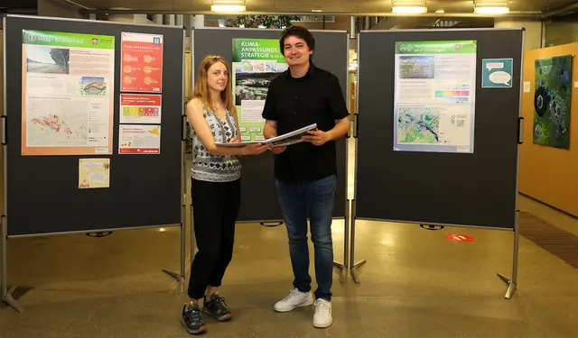 Klimaanpassungsmanagerin Karen Busche und Bürgermeister Mario Dahm freuen sich, dass das Kilimaanpassungskonzept nun starten konnte. | Foto: Stadt Hennef