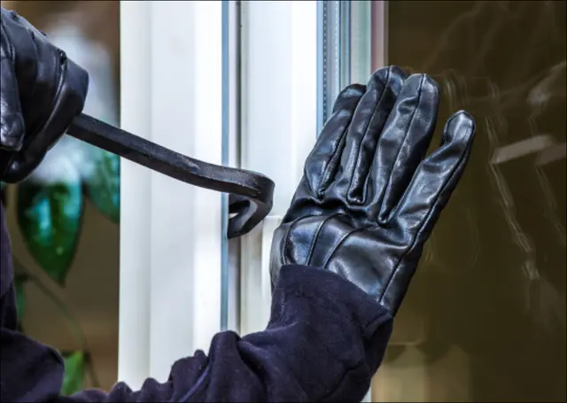 Wenn Einbrecher länger als fünf Minuten brauchen, um ein Fenster zu überwinden, geben sie meist auf. Stabile Kunststofffensterprofile mit Stahlverstärkungen und robusten Verankerungen lassen sich nicht so einfach aufhebeln. Foto: Adobe Stock