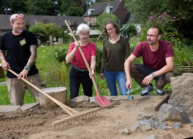 Freuen sich über das neue Sandarium auf dem Gelände des NaturGut Ophoven: (v.l.) Frank Blewonska-Papadopoulos, Andrea Jakubzik, Sandra Klintworth und Matthias Rawohl. Foto: NaturGut Ophoven
