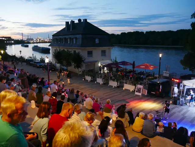 Eine Impression von den 7. Wesselinger Lichtern an der Rheintreppe 2024, organisiert von RheinKlang 669.  | Foto: Anita Brandtstäter