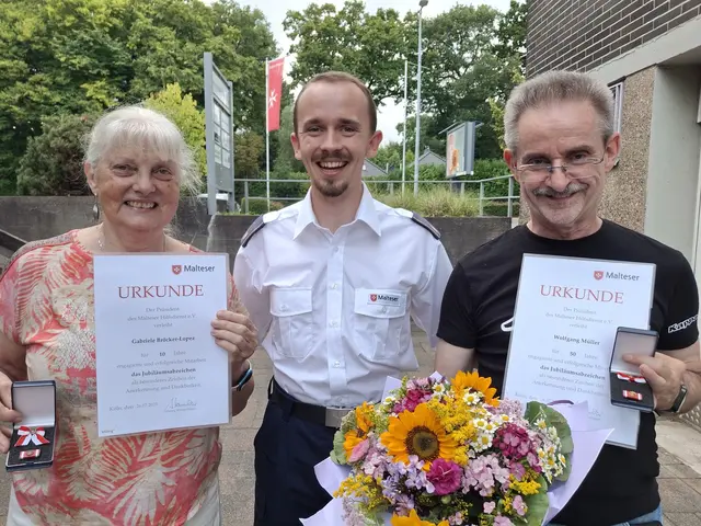 Stadtbeauftragter Davis Schneider (M.) ehrte Gabriele Bröcker-Lopez (l.) und Wolfgang Müller (r.). Foto: Malteser GL