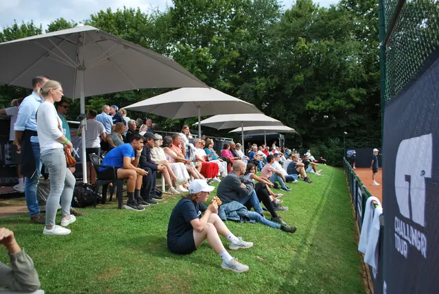 Sonnige Aussichten auch für die Turnierveranstalter: Der Auftakttag auf der Anlage von Blau-Gelb Bonn war ausverkauft (Hier auf Platz 2). Nicht so glücklich gelöst für die vielen Tennisfans ist vor allen Dingen die Lage von Platz drei. Die Matches dort finden quasi ohne Zuschauer statt, weil kein Platz am Court ist.  | Foto: dru