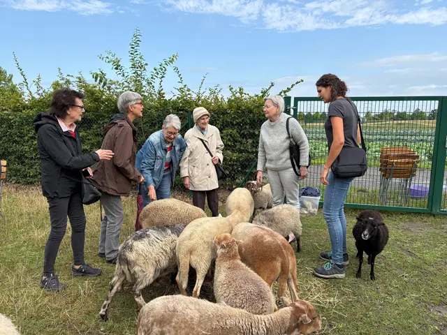 Umweltpädagogin Nicole Antoine (r.) führt die Gäste der Gruppe Füreinander über den Gertrudenhof.  | Foto: Andrea Floß