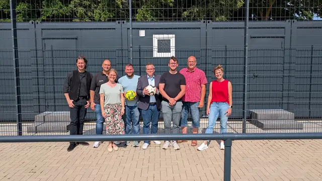 (v. l.) Thomas Schmitz (Architekt), David Müsch (1. Vorsitzender SpVgg. Kirch-Grottenherten), Alexandra Rosemann (Konrektorin der Geschwister-Stern-Schule), Tobias Behr (Jugendleiter Spvgg. Kirch-Grottenherten), Sascha Solbach (Bürgermeister der Stadt Bedburg), Mirco Schmitz (Projektverantwortlicher bei der Stadt Bedburg), Friedel Moritz (Ortsbürgermeister Kirch-Grottenherten) und Sandra Spohr (Fachdienstleiterin bei der Stadt Bedburg) vor den neuen Kabinen. 
 | Foto:  Stadt Bedburg 