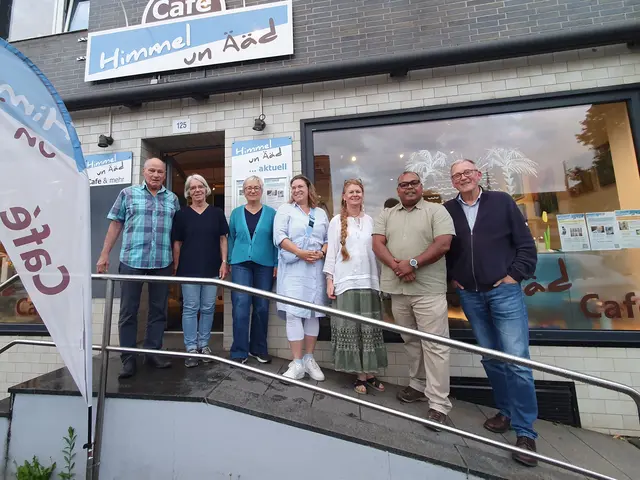 Der H&amp;Ä Vorstand mit (v.l.) Udo Walter, Regina Petri, Margret Grunwald-Nonte, Stefanie Grosser, Susanne Schubmehl, Thomas Biju und Achim Rieks. Foto: Himmel un Ääd