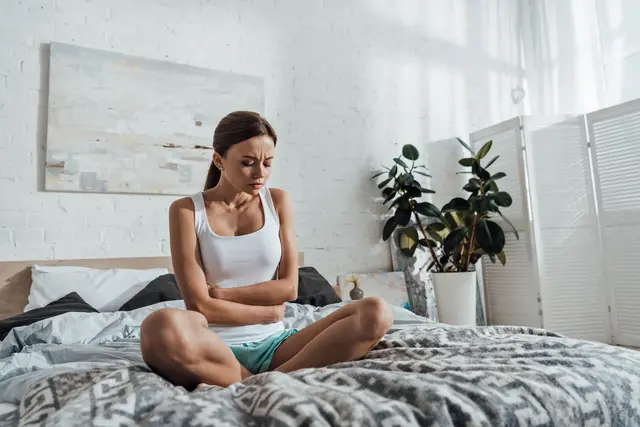 Wenn es im Bauch zwickt und schmerzt, ist schnelle Abhilfe gefragt - Hausmittel sind hier oft nicht ausreichend. Foto: DJD/Buscopan/lightfieldstudios/123RF