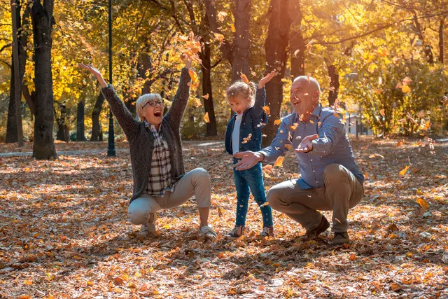 Mit den Enkeln herumtoben und die Jahreszeiten aktiv genießen – dafür sind fitte Gelenke eine wichtige Voraussetzung. Foto: DJD/Artrex/Drpixel - stock.adobe.com