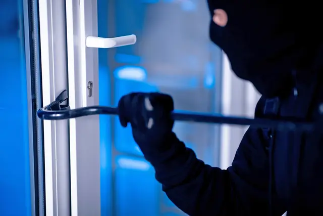 Fenster und Balkontüren sind die häufigsten Einfallstore für Einbrecher. Um Fenster und Türen zu schützen, bieten sich verschiedene Maßnahmen an - auch die Art der Rollläden kann bereits eine abschreckende Wirkung auf die Täter haben. Foto: DJD/Schanz Rollladensysteme/Prostock-studio/Shutterstock