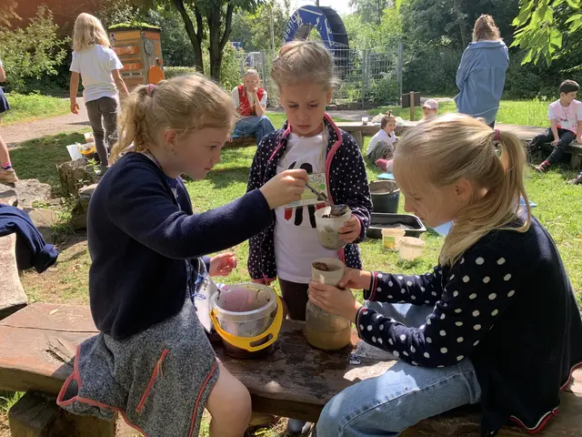 Paula, Mathilda und Frieda entdecken ihre Superkraft beim Wasserfiltern. Foto: NaturGut Ophoven