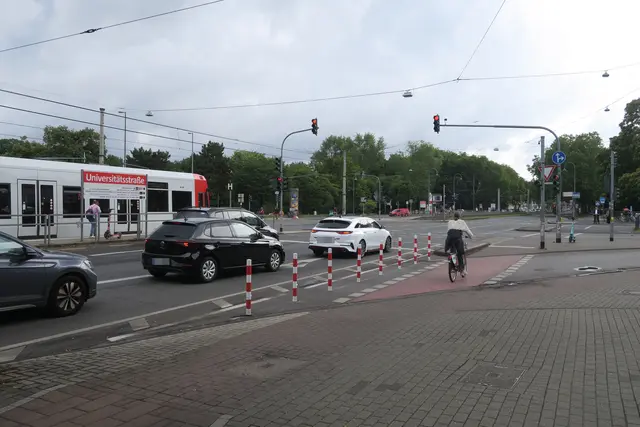 Abgepollert: Der freilaufende Rechtsabbieger von der Aachener in die Universitätsstraße ist Geschichte.  | Foto: Hermans