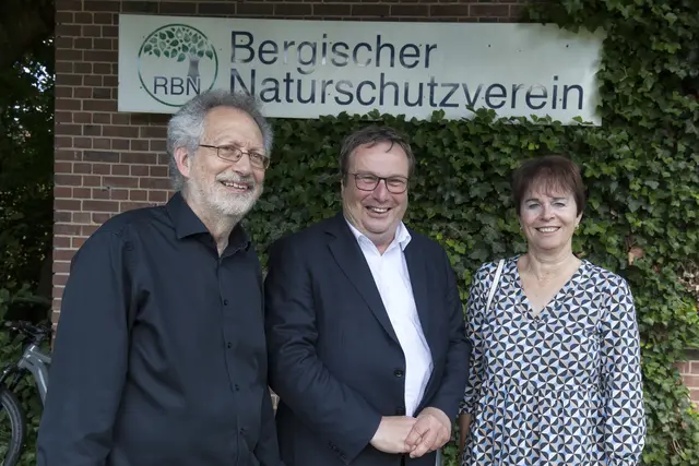 Feierten 50 Jahre Rheinisch-Bergische Naturschutzverein: (v.l.) der Vorsitzende Mark vom Hofe, Umwelt- und Naturschutzminister Oliver Krischer und Elke Reichert, Präsidentin des Landesamts für Naturschutz, Umwelt und Klima. Foto: RBN