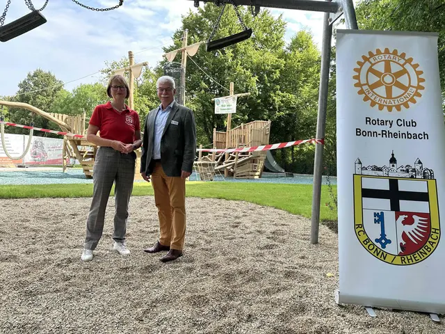 Angelika Neubauer, Vorsitzende des Ortsausschusses für Heimat- und Kulturpflege Heimerzheim, und Jörg Vollmer, Präsident des Rotary Clubs Bonn-Rheinbach, bei der Eröffnung des neuen Spielplatzes am Peter-Esser-Platz. Im Hintergrund das zentrale Spielschiff. | Foto: Privat
