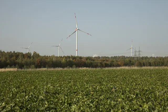 Die Bauarbeiten sind gestartet: Drei weitere  Anlagen mit insgesamt 17,1 MW Windkapazität sollen Mitte 2026 in Betrieb gehen und Grünstrom für rund 8.500 Haushalte liefern. | Foto: RWE
