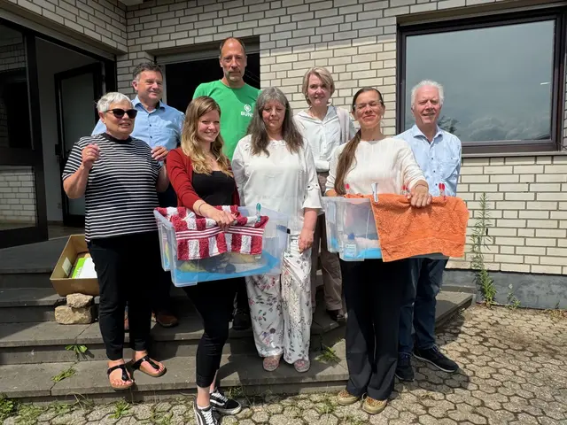 Angelika Bornstein und Achim Baumgartner (4./5.v.re.) begrüßten bei der Eröffnung des neuen BUND-Naturschutzzentrums Vertreter der Stadt Bornheim, des Tierschutzes und der Stiftungen. | Foto: Zumbusch