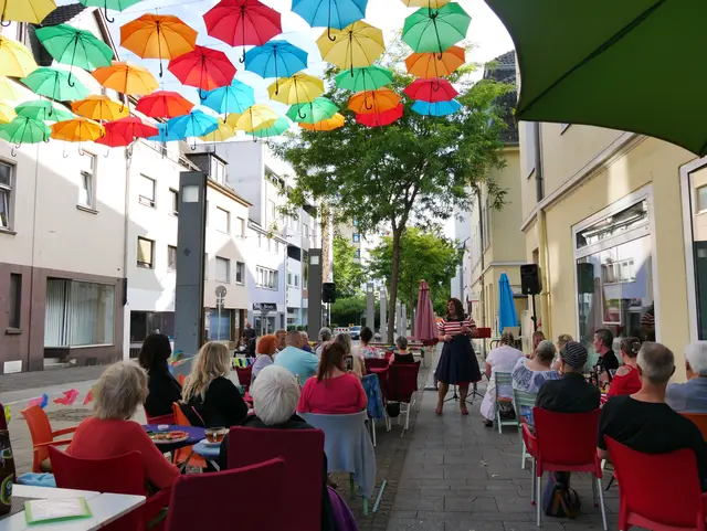 Eine der Open-Air-Veranstaltungen in Mines Spatzentreff - unter dem bunten Schirmhimmel der Bahnhofstraße.  | Foto: Anita Brandtstäter
