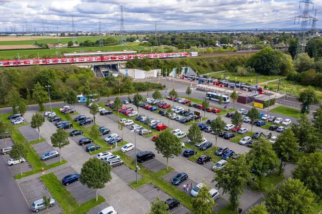 Auf dem Park-and-Ride-Parkplatz Weiden-West entsteht ein neues Parkhaus. | Foto: Uwe Weiser